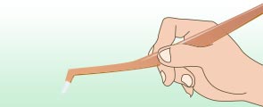 ワンタフトブラシを鉛筆の様に持つ